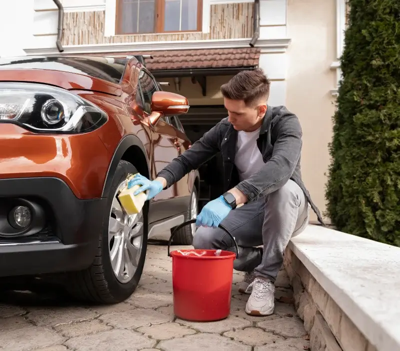 Lavage auto à domicile Saint-Pourçain-sur-Besbre : professionnel intervenant sur un véhicule